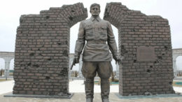 Памятник последнему защитнику Брестской крепости Умат-Гирею Барханоеву. Открыт в Назрани в в июне 2012 года.