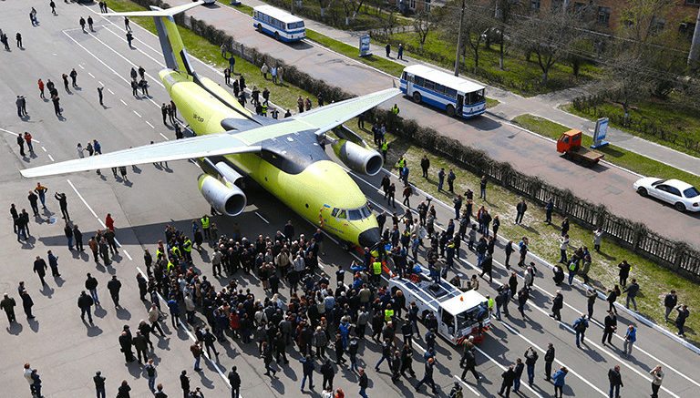 На фото: во время презентации нового транспортного самолета Ан-178 грузоподъемностью 15 тонн на госпредприятии "Антонов", 2015 год (Фото: Марина Лысцева/ТАСС)