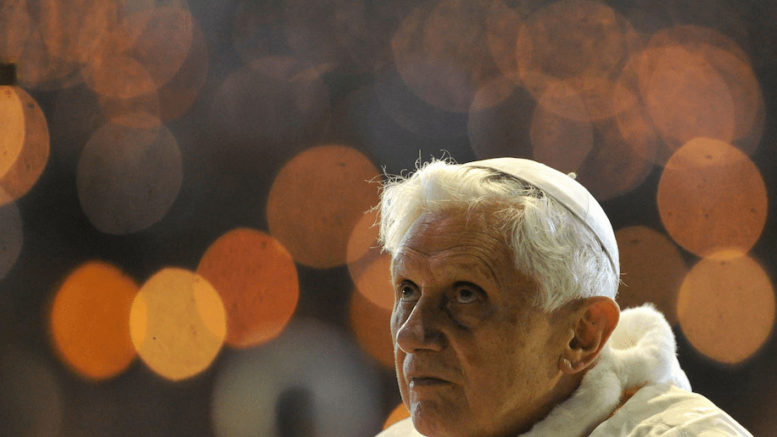 Папа Бенедикт XVI изображен в мае 2010 года в Португалии. На этой неделе он признался, что предоставил неверную информацию в ходе немецкого расследования. (Пьер-Филипп Марку/AFP/Getty Images)