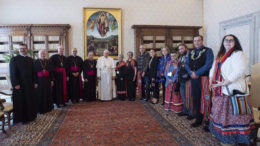 Папа Франциск (в центре) встретился с представителями канадских инуитов, в том числе с выпускниками школ-интернатов, в понедельник в Ватикане.