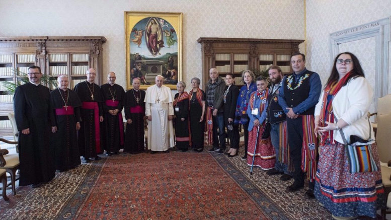Папа Франциск (в центре) встретился с представителями канадских инуитов, в том числе с выпускниками школ-интернатов, в понедельник в Ватикане.